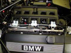 Abgebildet ist der Motorraum des BMW Z4 nach dem Einbau einer Gasanlage